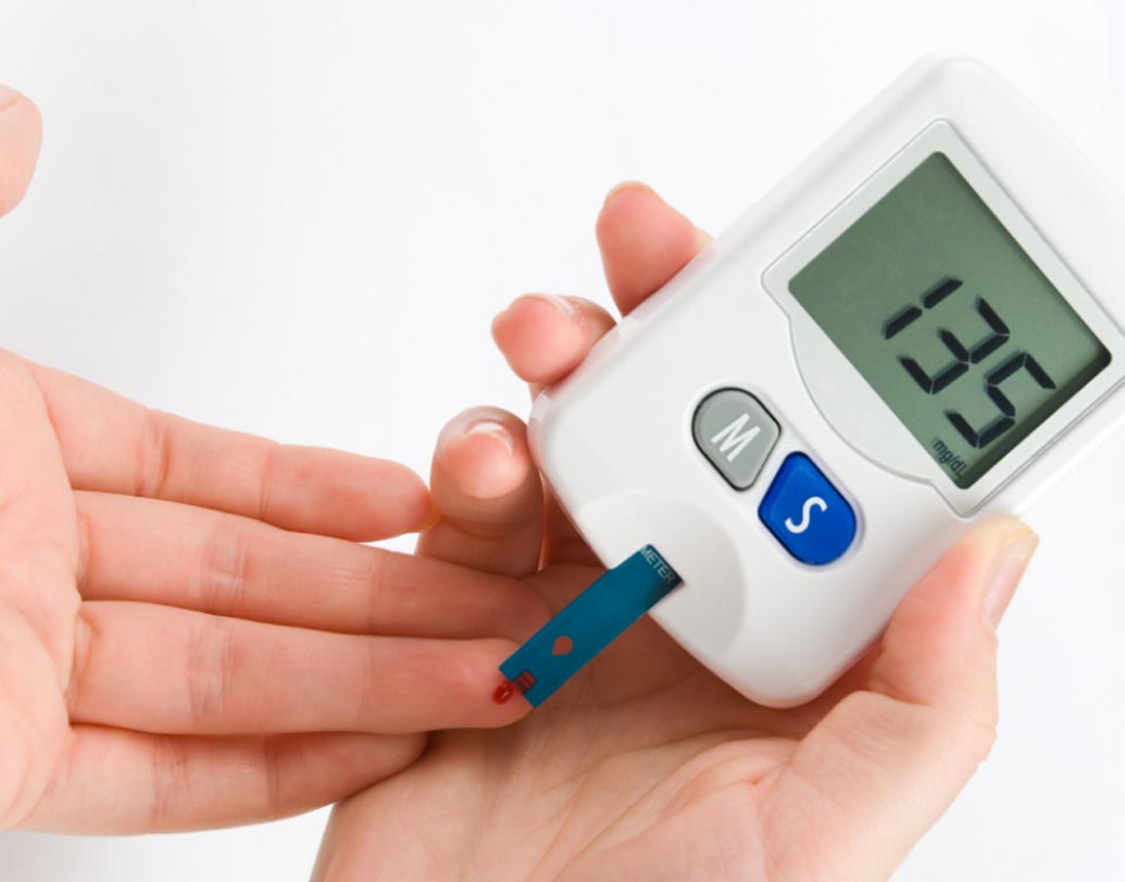 দেহে নিয়মিত দুর্গন্ধ হলে সাবধান হন। অনেকেই ব্লাড সুগার লেভেল পরীক্ষা করান না। দেহে শর্করার মাত্রা বাড়লেও মুখে দুর্গন্ধ হতে পারে।