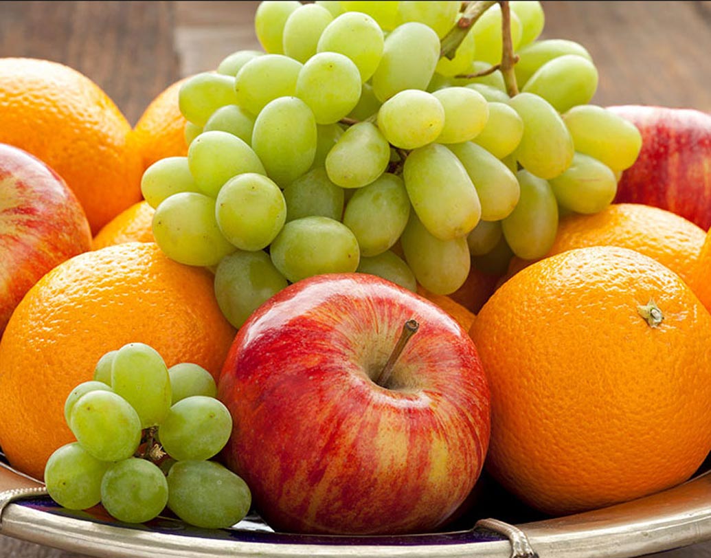 ডায়েটে সামান্য রদবদল করুন। বেশি ভাজাভুজি বা তেল-মশলাদার খাবার এড়িয়ে চলুন। তার বদলে ডায়েটে রাখুন ফল ও শাক-সব্জি।