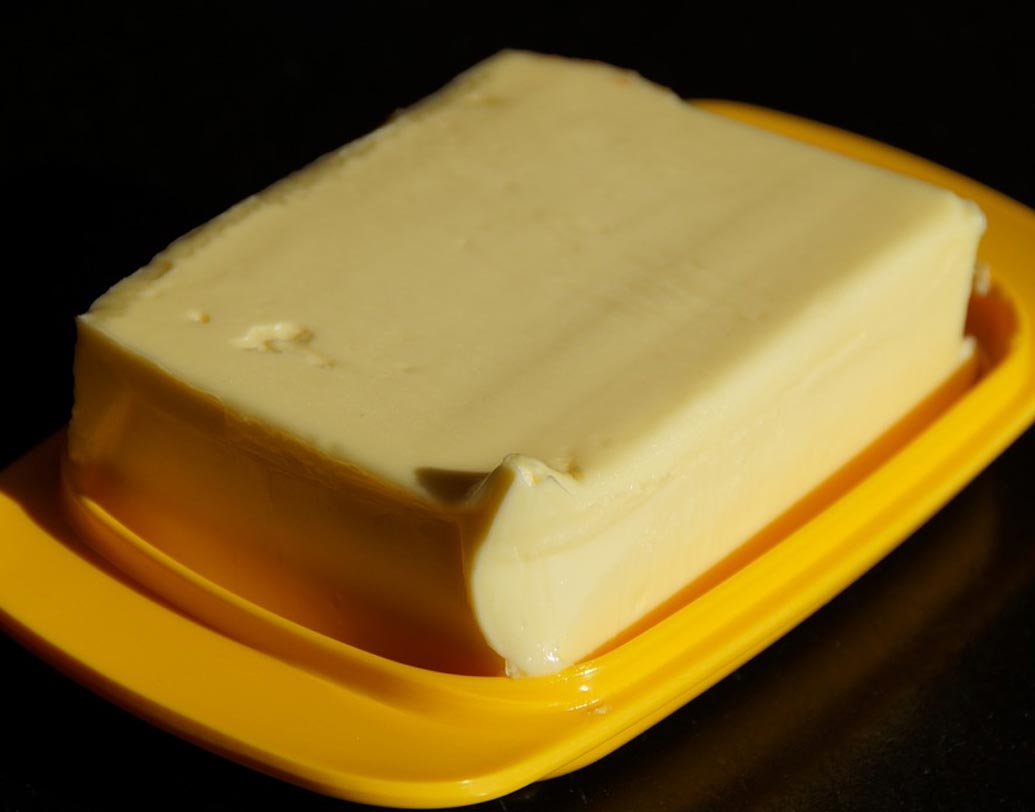 মাখন: এক টুকরো মাখন ফুটন্ত জলে রাখুন। যদি মাখন গলে যায় ও জলের উপরি ভাগে স্তর তৈরি হয় তা হলে মাখন আসল। যদি টুকরো টুকরো হয়ে যায় তা হলে বুঝতে হবে মাখন নয়, মার্জারিন।