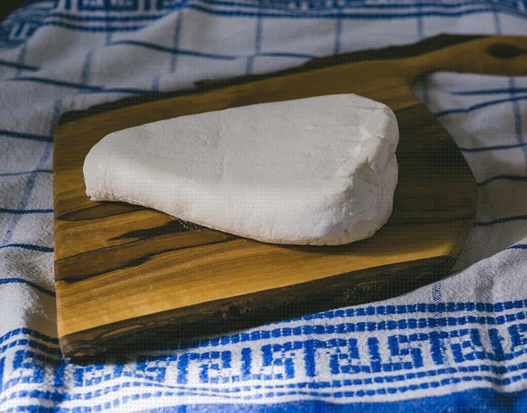 কটেজ চিজ: বাজার থেকে কেনা পনির আসল কিনা বুঝতে কয়েক ফোঁটা আয়োডিন মেশান। ভাল করে মেশানোর পর যদি নীল হয়ে যায় তা হলে বুঝতে হবে পনির নকল।