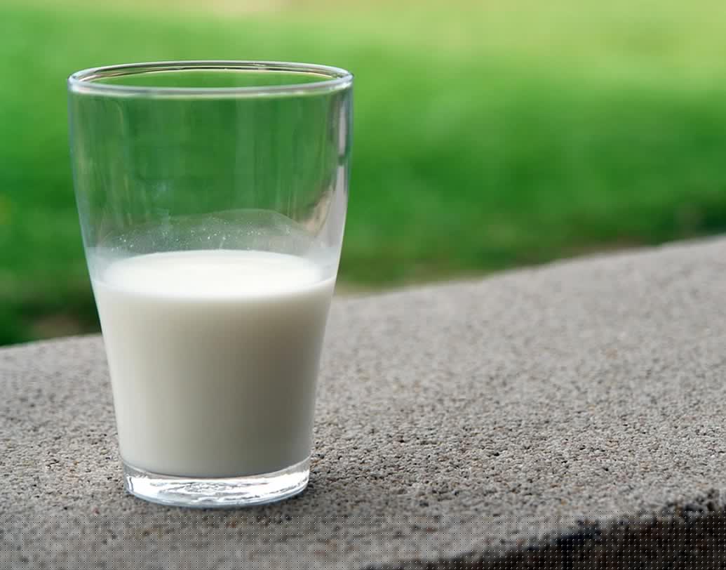 দুধ: ১:২ অনুপাতে দুধের সঙ্গে স্পিরিট মেশান। যদি ৩-৪ সেকেন্ডের মধ্যে ছানা কেটে যায় তা হলে বুঝতে হবে দুধ খাঁটি। না হলে সেই দুধ না খাওয়াই ভাল।