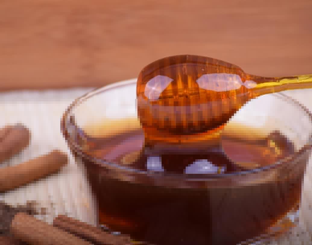 মধু: মৌচাক থেকে খাঁটি মধু খাওয়ার দিন এখন গেছে। বাজার থেকে কেনা মধু খাঁটি কিনা পরীক্ষা করতে এক গ্লাস জলে এক চামচ মধু ও কয়েক ফোঁটা অ্যাসেটিক অ্যাসিড দিন। যদি বুদবুদ কাটে তা হলে বুঝবে মধু খাঁটি নয়।