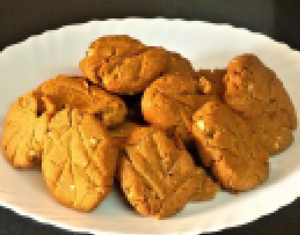 ঠেকুয়া: ময়দা, চিনি ও ড্রাই ফ্রুট দিয়ে তৈরি ঘিয়ে ভাজা ছট পুজোর সবচেয়ে জনপ্রিয় খাবার।