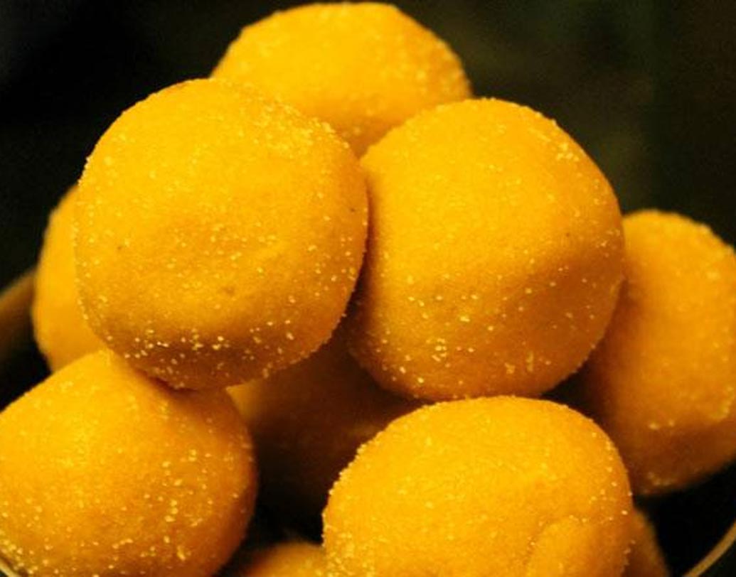 কেসর: চালের গুঁড়ো, ঘি, গুড় ও মৌরি দিয়ে তৈরি করা হয় কেসর।