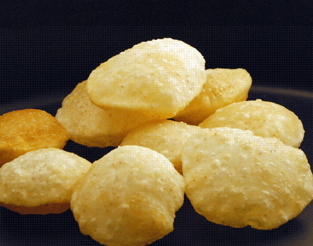 ছট পুজোর প্রসাদে পুরি অবশ্যই চাই। ঘি দিয়ে ভাজা পুরির সঙ্গে খাওয়া হয় কুমড়োর তরকারি ও চানা।