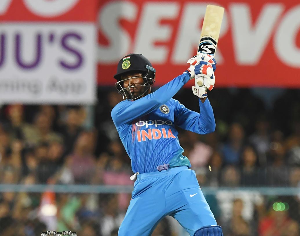 হার্দিক পাণ্ড্য: এই মুহূর্তে ভারতীয় দলের মূল অলরাউন্ডার হার্দিক। ব্যাট এবং বল হাতে নিজের অবদান বহু ক্ষেত্রে রেখেছেন হার্দিক।