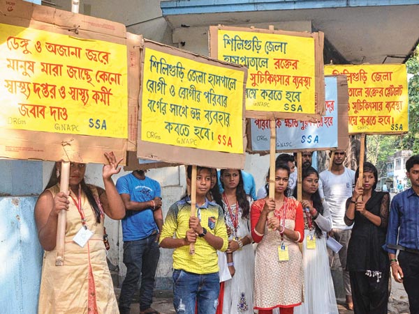 প্রতিবাদ: জ্বরের চিকিৎসা ব্যবস্থা বেহাল। এই অভিযোগে প্রতিবাদ শিলিগুড়িবাসীদের। ছবি: বিশ্বরূপ বসাক