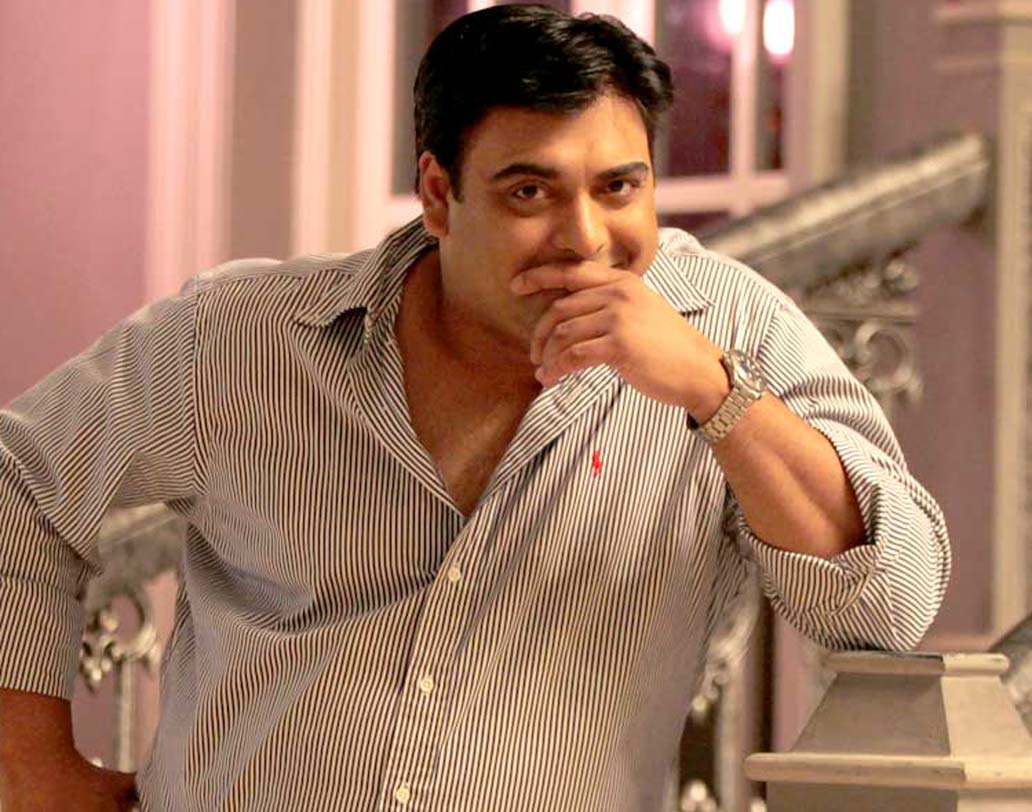 হিন্দি টেলিভিশন এবং বলিউড— দুই জায়গাতেই দাপিয়ে কাজ করেন রাম কপূর। তবে ছোট পর্দাতেই অভিনয় বেশি করেন রাম। ‘মেরি ড্যাড কি মারুতি’, ‘বড়ে অচ্ছে লগতে হ্যায়’, ‘ঘর এক মন্দির’, ‘রিস্তে’, ‘কসম সে’— ঝুলিতে অসংখ্য হিট ধারাবাহিক। ইন্ডাস্ট্রি সূত্রে খবর, প্রতি এপিসোডের জন্য ১ লক্ষ ২৫ হাজার টাকা নেন রাম।