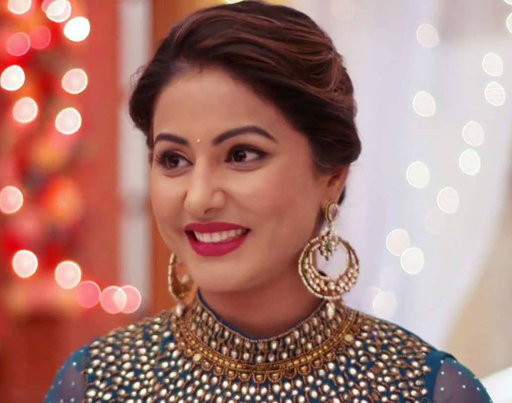 হিনা খানও কাশ্মীরের শ্রীনগরের মেয়ে। বিমান সেবিকা হওয়ার ইচ্ছে ছিল তাঁর। পরে অভিনয় জগতে হাতেখড়ি ‘ইয়ে রিস্তা কেয়া কেহলাতা হ্যায়’র অক্ষরা (হিনা) কিন্তু অভিনয়ের জাদুতে মন কেড়েছেন। এ বার বিগ বস ১১-তেও প্রতিযোগী হিনা। ধারাবাহিকের প্রতি পর্বে অভিনয়ের জন্য হিনা নেন প্রায় ১ লক্ষ ২৫ হাজার টাকা।