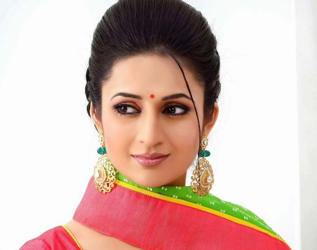 মধ্যপ্রদেশের ভোপালের মেয়ে দিব্যাঙ্কা। পাহাড়ে চড়ার ইচ্ছে নিয়ে মাউন্টেনিয়রিং ক্লাস করলেও, সেটা আর হয়নি। পরে অভিনয় জগতে পা। ‘বনু ম্যায় তেরি দুলহন’, ‘ইয়ে হ্যায় মহব্বতে’ ধারাবাহিকে নজর কেড়েছেন দিব্যাঙ্কা। প্রতি পর্বে অভিনয়ের জন্য অভিনেত্রীর পারিশ্রমিক ৮০ হাজার থেকে ১ লক্ষ টাকা।