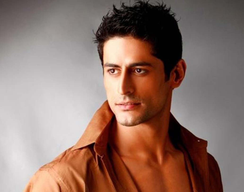 জম্মুর ছেলে। কমার্স গ্র্যাজুয়েট। মডেল হওয়ার স্বপ্ন নিয়ে মুম্বই গিয়ে অভিনয় জগতে প্রবেশ। ‘অন্তরীক্ষ’ নামে একটি ফিকশন শো-তে নজর কেড়েছিলেন মোহিত রায়না। ইন্ডাস্ট্রি সূত্রে খবর, মোহিত ইদানীং প্রতি পর্বে অভিনয়ের জন্য ১ লক্ষ টাকা নেন।