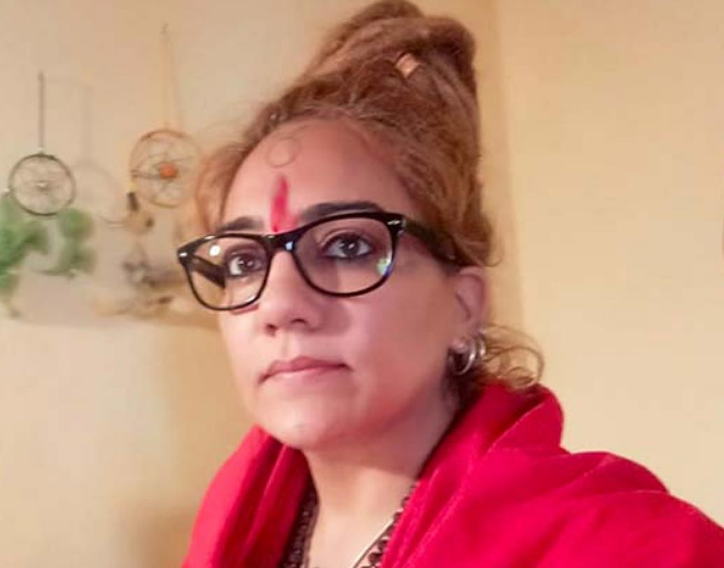 শৈশবে মা’কে হারিয়ে বাবা আর সত্ মায়ের অত্যাচারে মাত্র তেরো বছর বয়সে বোনকে নিয়ে বাড়ি ছাড়তে হয় তাঁকে।