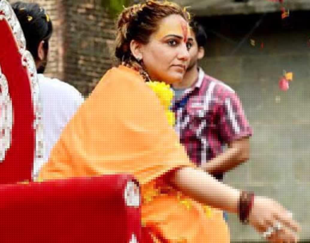 ক’দিনের মধ্যেই জয়পুরের চাকরি ছেড়ে ভাগ্য বদলের আশায় মুম্বইয়ে চলে আসেন তিনি। এখানে তাঁর আলাপ হয় ব্রিজ কঠুরিয়ার সঙ্গে। পরে ব্রিজকে বিয়ে করে মুম্বইয়ে সংসার পাতেন শিবানী।