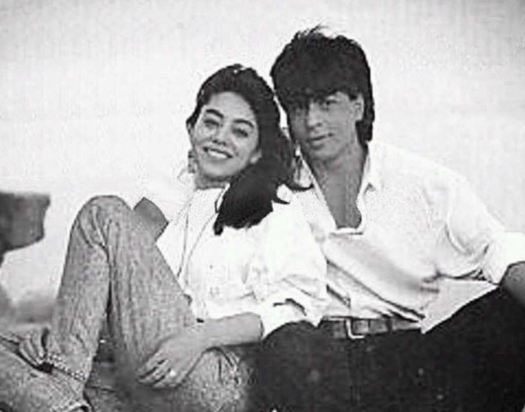 একটি জন্মদিনের পার্টিতে প্রথম শাহরুখ-গৌরীর আলাপ। সেখানেই শুরু হয়েছিল প্রেমপর্ব। এর পর ডেটিং শুরু। শুরু রোম্যান্সও। বিয়ে করার সিদ্ধান্ত নিতে খুব একটা দেরি হয়নি যুগলের।