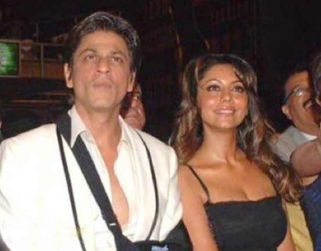 একটি সাক্ষাৎকারে শাহরুখ জানিয়েছিলেন, তখন তাঁদের ‘মন্নত’ তৈরিহয়নি। শাহরুখ একটি শুটিংয়ে গিয়েছিলেন। সঙ্গে ছিলেন গৌরীও। ইন্ডাস্ট্রিতে তখন একেবারেই নতুন তাঁরা। শুটিংয়ের শেষে এক সঙ্গে বাড়ি ফিরে যাবেন বলে সেটে গিয়েছিলেন গৌরী। কিন্তু শুটিং শেষ হতে হতে বেজে গিয়েছিলেন ভোর ৬টা। ততক্ষণ একটি মেক-আপ ভ্যানে শাহরুখের জন্য অপেক্ষা করেছিলেন গৌরী।