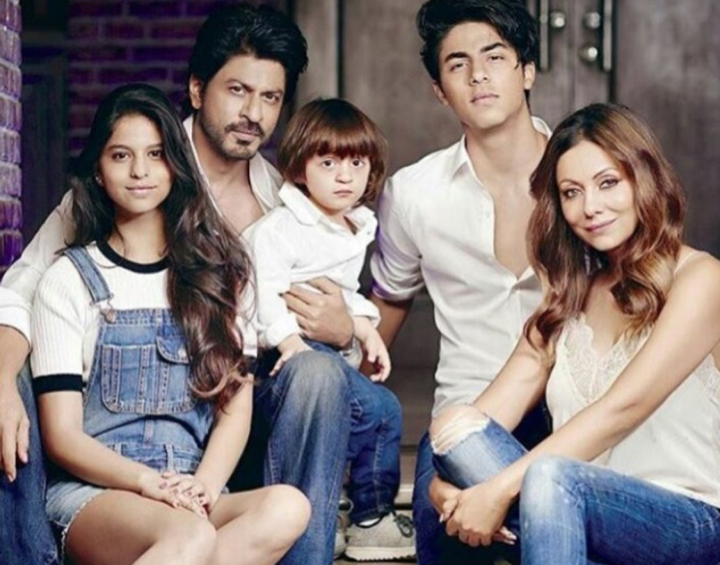 শাহরুখ ও গৌরী তিন সন্তানের বাবা-মাও। গৌরী এই ছবি তাঁর ইনস্টাগ্রামে পোস্ট করে লিখেছিলেন, ‘হ্যাপি ফ্যামিলি’।