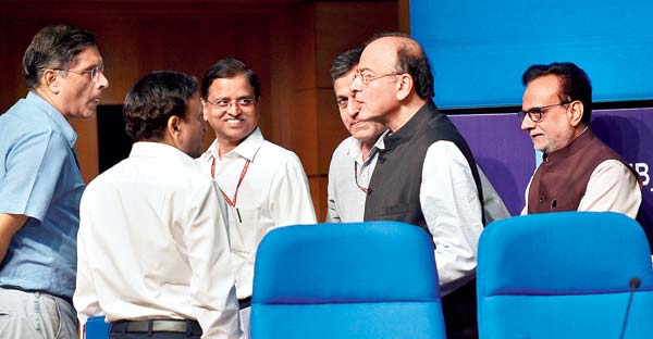 পরামর্শ: অর্থমন্ত্রী অরুণ জেটলিকে ঘিরে রাজস্ব সচিব হাসমুখ আঢিয়া, অর্থ সচিব অশোক লাভাসা, মুখ্য আর্থিক উপদেষ্টা অরবিন্দ সুব্রহ্মমণ্যন-সহ অর্থ মন্ত্রকের শীর্ষ আধিকারিকরা। সাংবাদিক বৈঠকের পরে। নয়াদিল্লিতে মঙ্গলবার। ছবি: পিটিআই।