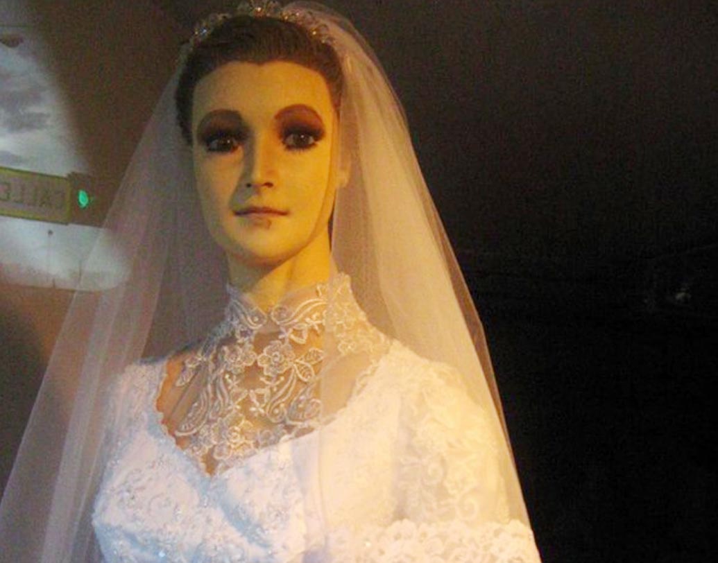 ১৯৩০-এ ওই দোকানের তত্কালীন মালিক পাসকুয়ালা এসপারজা-এর সঙ্গে এই ম্যানিকুইনটির মুখের অবিকল মিল।