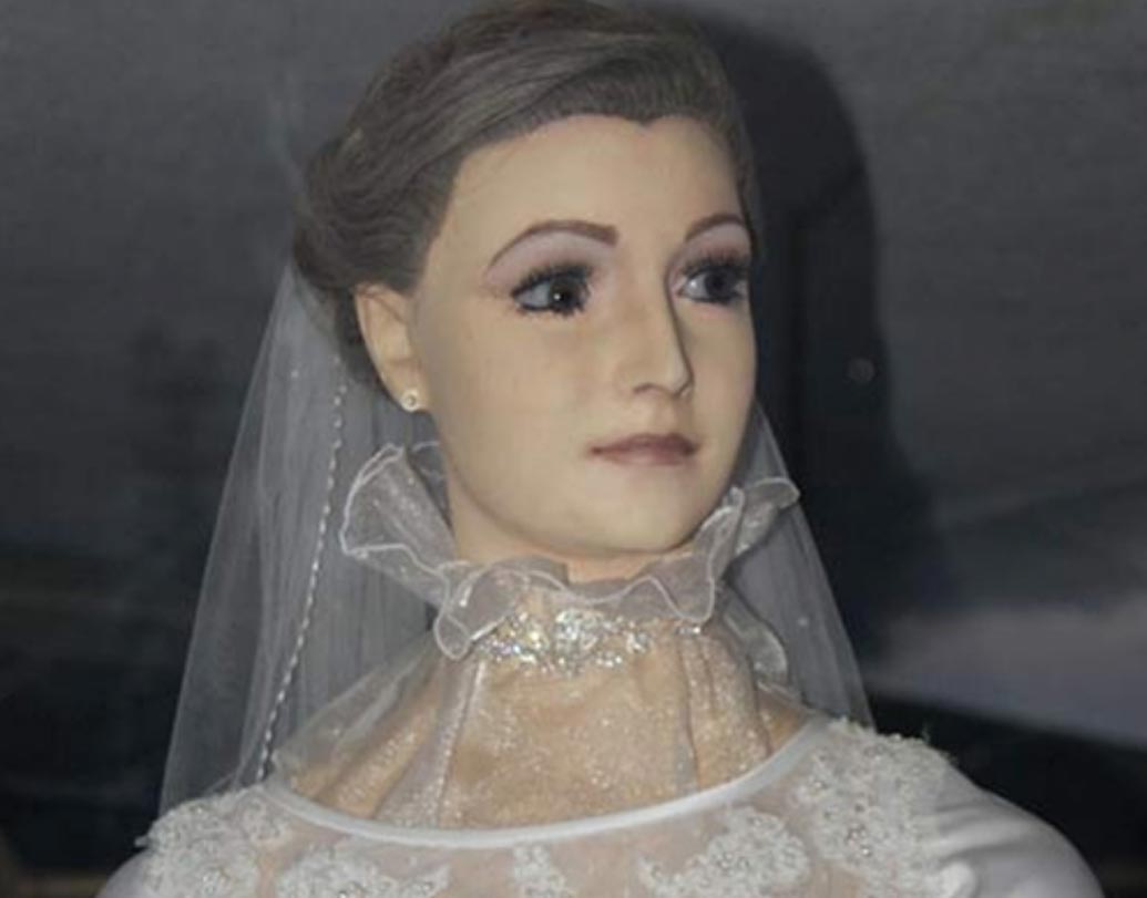 জীবন্ত মানুষের মতোই অবিকল এই ম্যানিকুইনটির ত্বক, নখ, শিরা-উপশিরাগুলি।