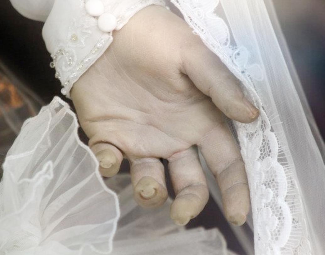 জানা গিয়েছে, ‘লা পাসকুয়ালিতা’-এ এই ম্যানিকুইনটি বসানোর কিছু দিন আগেই বিষাক্ত মাকড়সার কামড়ে মৃত্যু হয়েছিল এসপারজার যুবতী মেয়ের।