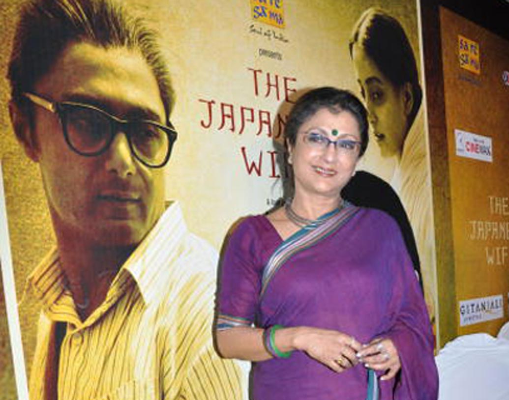 নিজের ছবির চিত্রনাট্য নিজেই লেখেন অপর্ণা। যদিও বাণিজ্যিক ছবি পরিচালনা করতে বিন্দুমাত্র আগ্রহী নন এই পরিচালক। এ বিষয়ে তাঁর বক্তব্য,“আমার কাছে সিনেমা আর্ট, সিনেমা সেলুলয়েডের কবিতা। সিনেমা আমার কাছে একটি ব্যক্তিগত অভিজ্ঞতা। আর সেই ব্যক্তিগত জায়গায় প্রাইস ট্যাগ লাগানোর কোনও ইচ্ছা আমার নেই।”