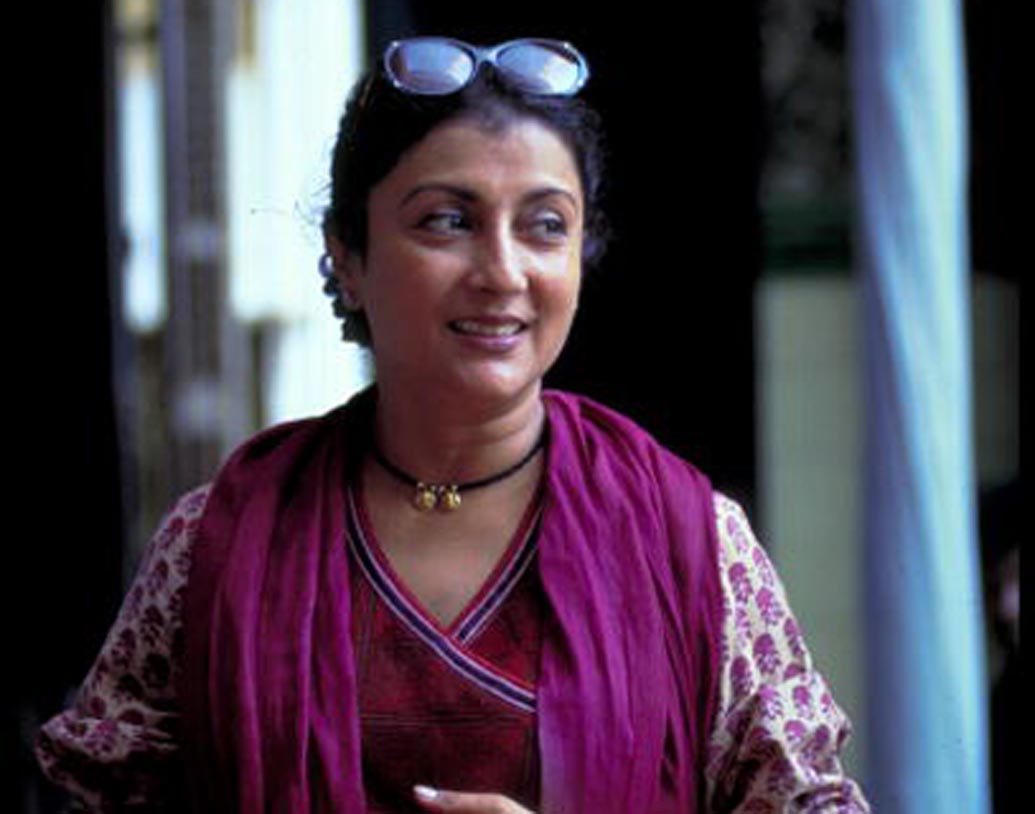 অপর্ণা সেন কেবল মাত্র বাংলা এবং ইংরেজিতেই সিনেমা তৈরি করতে স্বাচ্ছন্দ্য বোধ করেন। তবে তিনি হিন্দি ছবিরও পৃষ্ঠপোষক। যেহেতু হিন্দিটা খুব একটা ভাল বোঝেন না তাই তিনি মনে করেন,ওই ভাষাটা ছবি তৈরি করা তাঁর ঠিক হবে না।