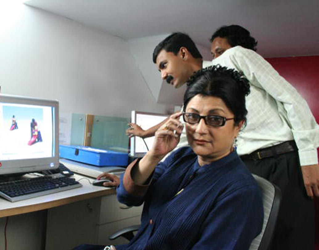 নিজেরছবির সমস্ত খুঁটিনাটি বিষয় অপর্ণা সেনের নখদর্পণে থাকে। প্রোডাকশন ডিজাইন থেকে সেট ডিজাইন— সমগ্রটাই। দিনকয়েক আগেই তাঁর ‘সোনাটা’ ছবিটি মুক্তি পেয়েছে। সেখানে নিজে অভিনয়ও করেছেন অপর্ণা। তবে, নিজেকে পরিচালনা করাটা বেশ শক্ত কাজ বলেই মনে করেন অপর্ণা। এক সাক্ষাত্কারে অপর্না সেন জানিয়েছেন, যখন মাথায় হাজারো কাজের চিন্তা তখন অভিনয়ে মনোনিবেশ করাটা সত্যিই দুষ্কর।