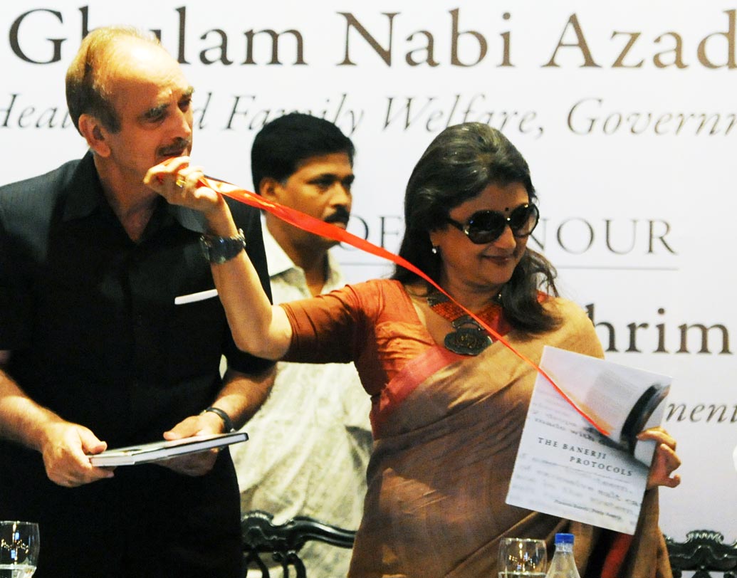 বইয়ের প্রতি তীব্র ঝোঁক অপর্ণার। তাঁকে পুরোদস্তুর বইপোকা বলা চলে। দেশ-বিদেশের নানান বইয়ে মগ্ন থাকেন এই অভিনেত্রী। তাঁর পছন্দসই বইয়ের তালিকা বিরাট। বিভূতিভূষণ বন্দ্যোপাধ্যায় থেকে মানিক বন্দ্যোপাধ্যায়, চার্লস ডিকেন্স থেকে গাব্রিয়েল গার্সিয়া মার্কেস এবং আরও অনেকেই রয়েছেন রিনাদেবীর প্রিয় লেখকদের তালিকায়। জয় গোস্বামী এবং শ্রীজাতর কবিতাও তাঁর অত্যন্ত পছন্দের।