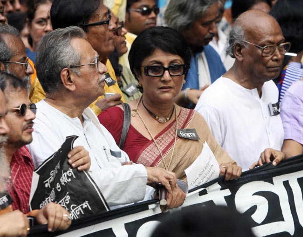 সমাজের প্রতিও যথেষ্ট দায়িত্বশীল অপর্ণা। বিচারের বাণী যেখানে নীরবে, নিভৃতে কাঁদে সেখানেই তিনি আওয়াজ তোলেন। তা সে নন্দীগ্রাম আন্দোলন হোক বা হোক সে ‘নট ইন মাই নেম’—সমস্ত জায়গাতেই প্রতিবাদের ভাষা হিসেবে নিজেকে তুলে ধরেন।