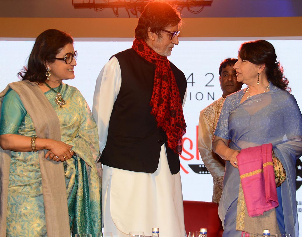 ছবিতে স্টারদের কাস্ট করায় ঘোরতর আপত্তি রেয়েছে সেনের। কেননা তারকাদের হ্যান্ডেল করাটা বেশ শক্ত বলে মনে করেন অপর্ণা সেন। এই বিষয়ে তাঁর মতামত,‘তারকারা দেখা হলেই বলেন আপনার সঙ্গে কাজ করতে চাই। কিন্তু আদতে যখন স্ক্রিপ্ট পড়ানোর পালা আসে, সকলেই গায়েব হয়ে যায়।’