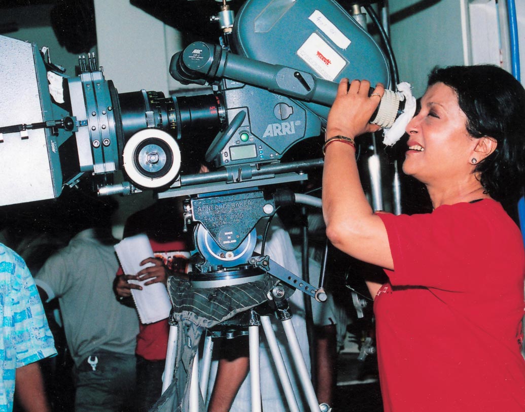 এক সাক্ষাৎকারে তাঁকে প্রশ্ন করা হয়েছিল যে, পরিচালনা না কি অভিনয়— কোনটায় বেশি স্বাচ্ছন্দ্য বোধ করেন? তিনি বেছে নিয়েছিলেন পরিচালনাকেই। আর বলেছিলেন,‘অভিনেত্রীর থেকেও আমি একজন ভাল পরিচালক। পরিচালনা আমার কাছে অনেক সন্তুষ্টির। অন্যের ধারণার উপর ভিত্তি করে সিদ্ধান্ত নিতে হয় না।’