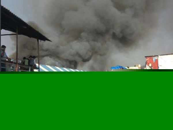 A huge fire broke out near Bandra station, Mumbai dgtl
