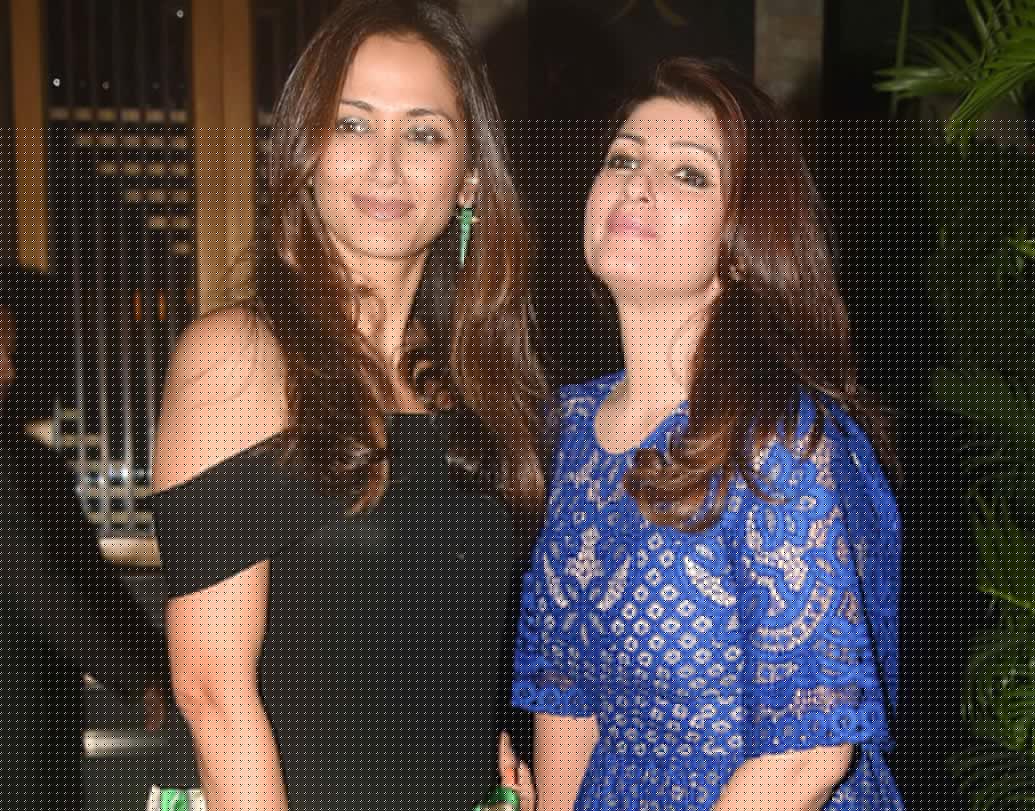 জমকালো পার্টিকে গ্ল্যামারাস করে তুললেন দুই নায়িকা। অক্ষয় ঘরণী টুইঙ্কল খন্না এবং অভিনেত্রী গায়ত্রী জোশী ওবেরয়।