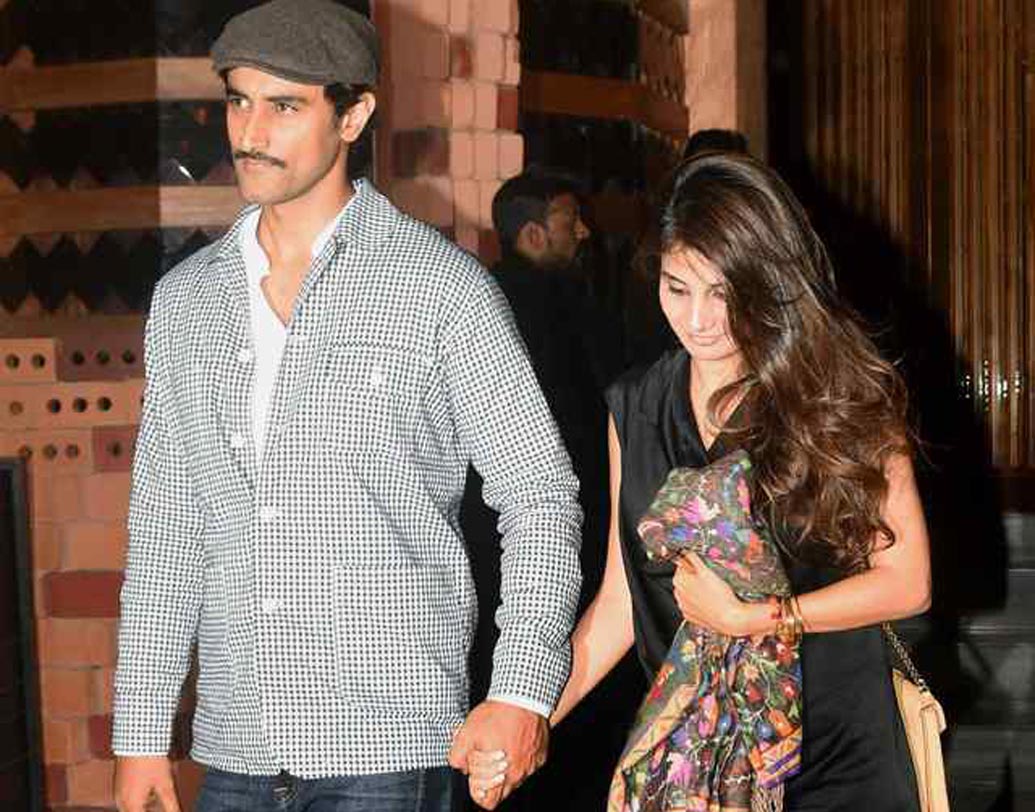 স্ত্রী নয়না বচ্চনের হাত ধরে পার্টিতে দেখা গেল অভিনেতা কুণাল কপূরকে।