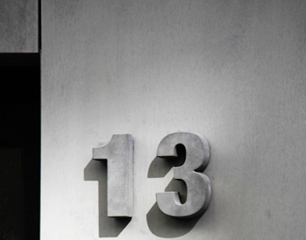 এই নম্বরটি সব সময়ই যেন খাপছাড়া। অলিম্পাসের দেবতার সংখ্যা ছিল ১২ জন। ঘড়িতে ১২ ঘণ্টার হিসেব দেওয়া আছে। এক বছরেও ১২ মাস আছে। জোডিয়াকে রয়েছে ১২টি প্রতীক। তাই ১৩ সংখ্যাটিকে অশুভ মনে করে পশ্চিমী দুনিয়া।