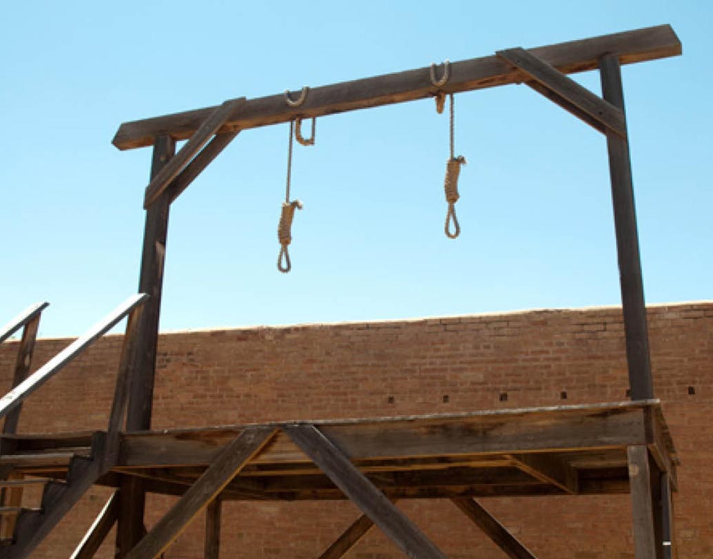 পশ্চিমে পুরনো সময়ের রীতি অনুযায়ী, ফাঁসির মঞ্চে উঠতে ১৩ পা এগোতে হয়।