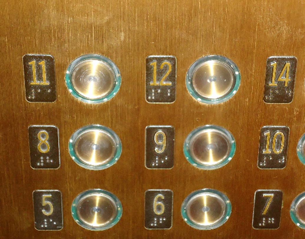 পৃথিবীর অনেক দেশেই বিভিন্ন হোটেলে ১৩ নম্বর ঘর বলে কিছু থাকে না। এটাকে এড়িয়ে যাওয়া হয়।