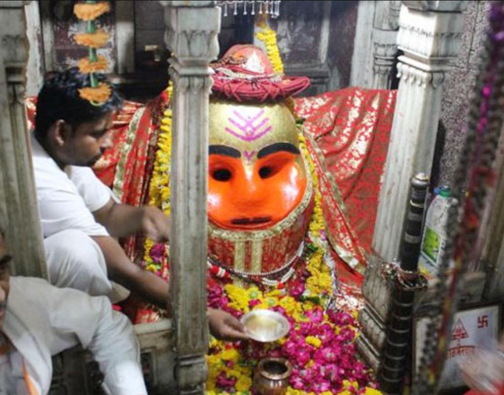 হুইস্কি দেবীর মন্দির: মধ্যপ্রদেশের উজ্জৈনের কাল ভৈরব মন্দির স্থানীয়দের কাছে হুইস্কি দেবীর মন্দির নামেও পরিচিত। এ মন্দিরে দেবীকে পুজোয় মদ দেওয়া হয়। এখানে আসা ভক্তদেরও প্রসাদ হিসেবে মদের বোতল দেওয়া হয়।