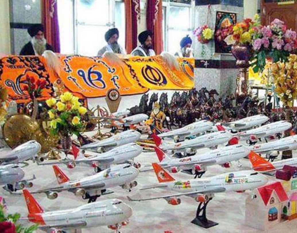 হাওয়াই জাহাজ গুরুদ্বার: পঞ্জাবের জালন্ধরের এই গুরুদ্বারে ভক্তরা আসেন তাঁদের বিদেশ যাত্রার মনস্কামনা পূরণের আশায়। প্রণামী হিসাবে গুরুদ্বারে একটি করে খেলনা বিমান রেখে যান তাঁরা। তাই এই গুরুদ্বারের এমন অদ্ভুত নাম।