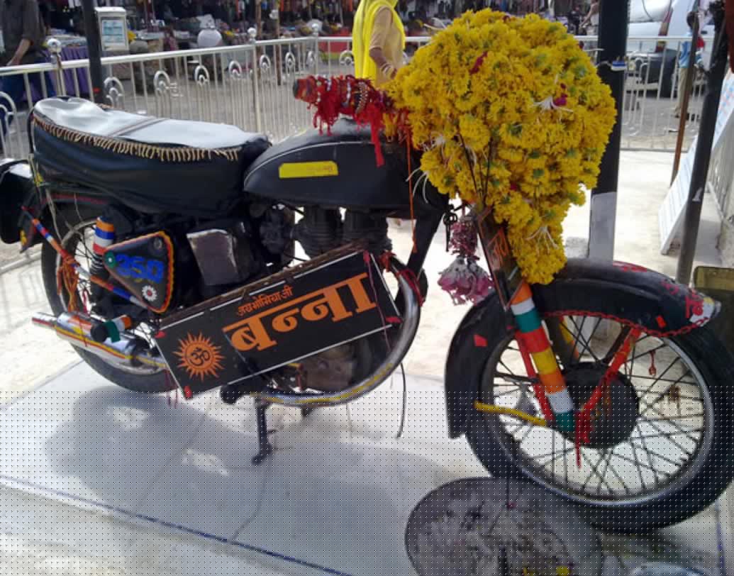 বুলেট বাবা মন্দির: রাজস্থানের পালি জেলার এই মন্দিরটি ওম সিংহ রাঠৌর নামের এক ব্যক্তির স্মৃতিতে তৈরি হয়েছে। ১৯৮৮ সালের ২ ডিসেম্বর ওম সিংহের বাইক দুর্ঘটনায় মৃত্যু হয়। শোনা যায়, এর পর বাইকটি থানায় নিয়ে যাওয়া হলেও রাতে সেটি কোনও না কোনও ভাবে দুর্ঘটনাস্থলে পৌঁছে যেত। গাড়ির সমস্ত তেল বের করেও এই অদ্ভুত ঘটনা বন্ধ করা যায়নি। পরে দুর্ঘটনাস্থলেই তৈরি হয় মন্দির।