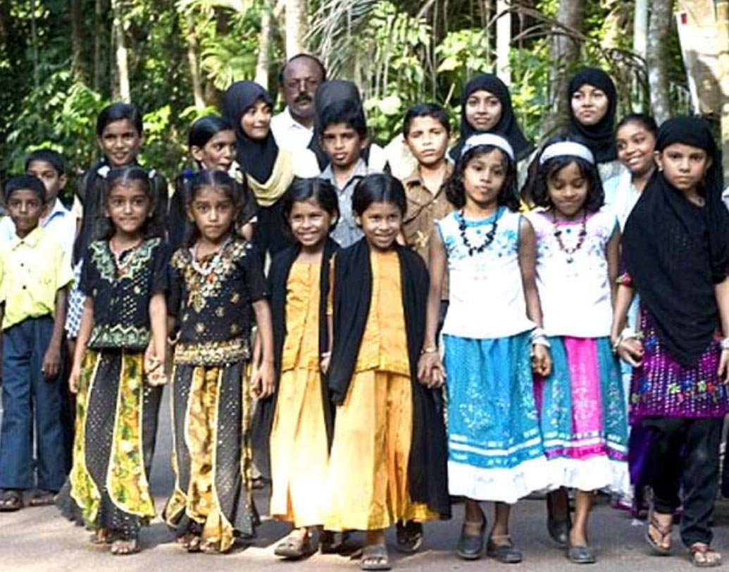 যমজের শহর: কেরলের মালাপ্পুরম জেলার কোদিনহি টাউনে অন্তত ২০০ জোড়া যমজ বসবাস করেন। জানা গিয়েছে, এই এলাকার মেয়েরা অন্য জায়গায় গিয়ে বসবাস করলেও তাঁদেরও বেশির ভাগের যমজ সন্তানই হয়।