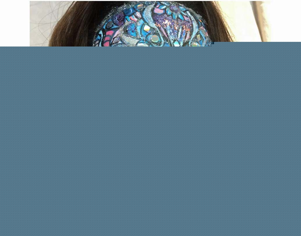 বোহো স্কাল: ভূতে ভয় পান না এমন লোক বিরল। হ্যালোউইনে পাড়া পড়শিকে চমকে দিতে মুখে আনুন কঙ্কালের আদল। তবে মেকআপ হতে হবে বেশ চড়া। নীল, লাল, বেগুনি ইত্যাদি গাঢ় রঙের প্রলেপ হলে একেবারে বাজিমাত।