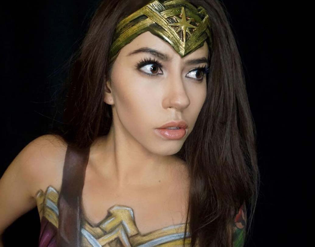 গেল গ্যাডোট: জার্মানরা কিন্তু দারণ ভয় পান ভূতে। ওই দিন ভয়ে তাই ছুরি, কাঁচি সব লুকিয়ে ফেলেন তারা। বার্লিনের হ্যালোউইন কস্টিউম পার্টি পৃথিবী বিখ্যাত। আপনিও কি ভূতে ভয় পান? তাহলে হ্যালোউইনে নিজেকে সাজিয়ে তুলতে পারেন ওয়ান্ডার ওম্যানের বেশে।