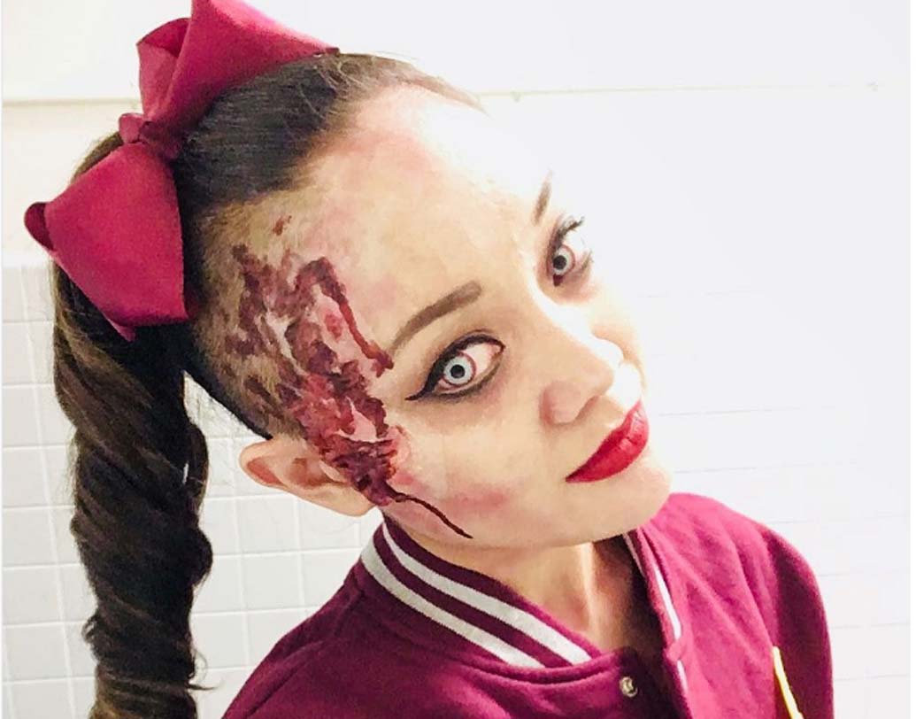 জিম গার্ল: লাতিন আমেরিকায় অল সোলস ডে পরিচিত ডে অফ দ্য ডেড নামে। মেক্সিকো ও স্পেনে এই দিনকে বলা হয় দিয়া দে লোস মুয়েরতোস। জিম গার্লের মতো মেকআপও নিতে পারেন ওই দিন। তবে চোখে সবুজ লেন্স লাগাতে ভুলবেন না।