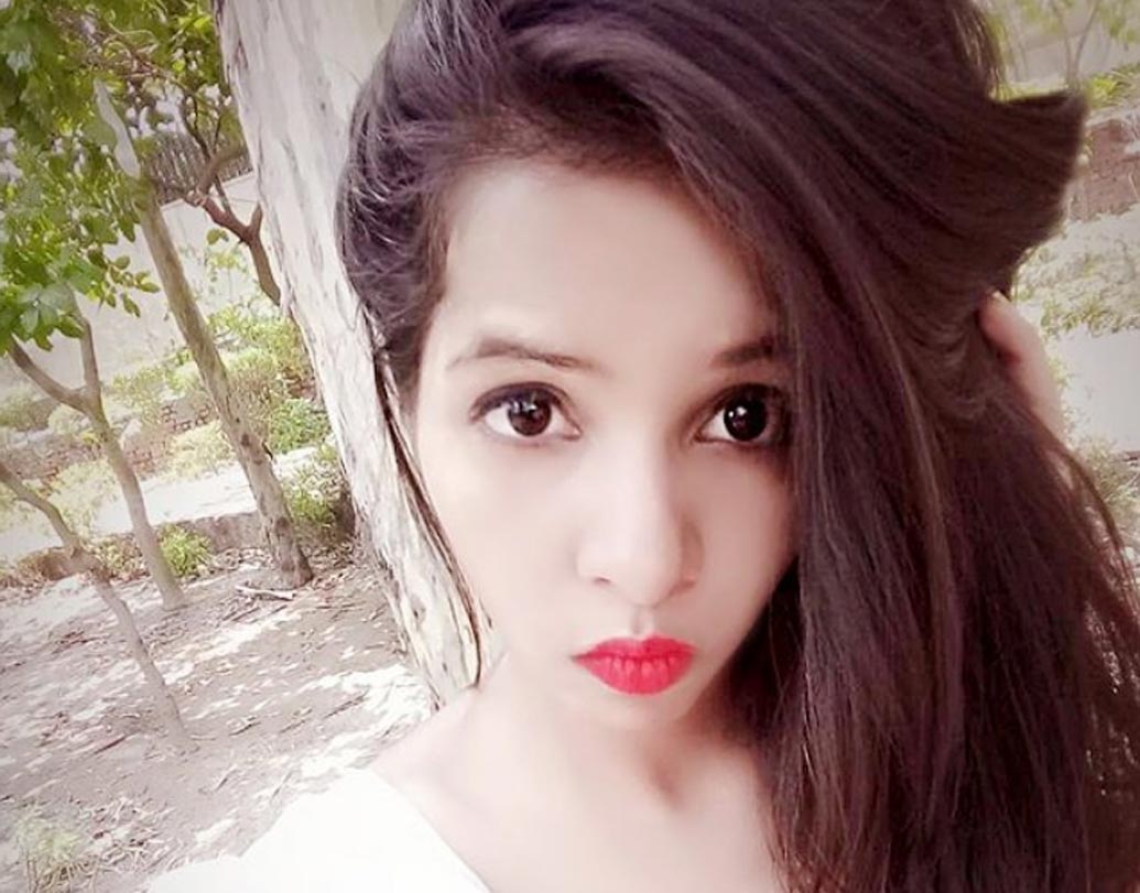 রাতারাতি ইন্টারনেটে রাজত্ব করতে শুরু করলেন তিনি। সামনের ২৩ ডিসেম্বরে ২৪-এ পা দেবেন পূজা। এত অল্প বয়সে ইন্টারনেটে কাঁপানো মোটেই কিছু কম কথা নয়।