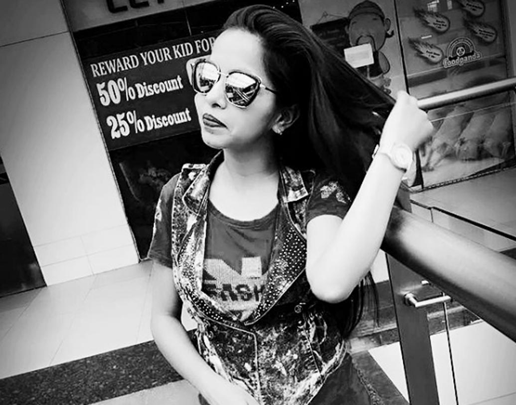 শুধু নামই নয় গানের গুঁতোয় সবাইকে ঘায়েল করে তাঁর রোজগারও কিন্তু বেশ ভালই। মাস গেলে তাঁর আয় ২ লক্ষ টাকার কাছাকাছি।