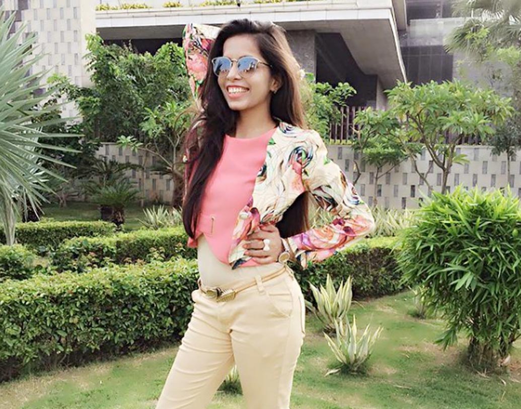 শোনা যায়, প্রথমে গান গেয়ে ভিডিও করার আইডিয়াটা তাঁর মাথা থেকে আসেনি। পূজার বন্ধুরাই নাকি তাঁকে অনুপ্রেরণা জুগিয়েছিলেন।