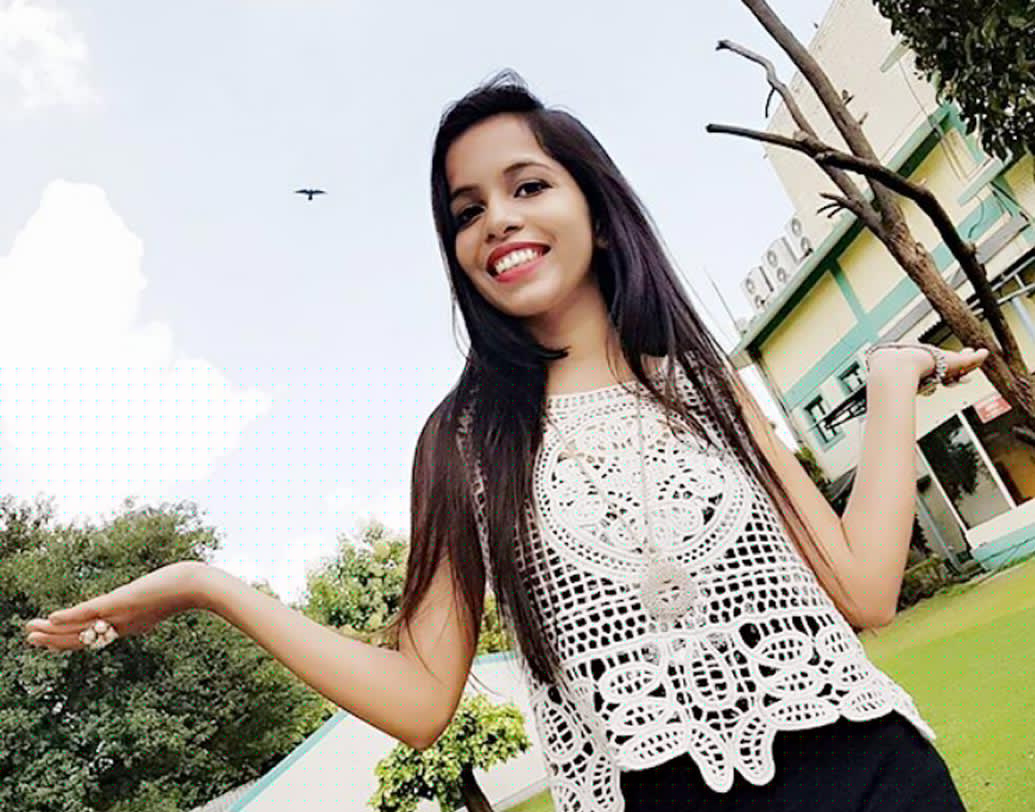 চারদিকে একটাই প্রশ্ন, পূজা যে গানগুলি গান সে গুলি কার লেখা? এই গানগুলির কথা নাকি পূজাই লেখেন। তবে তাঁর ম্যানেজার এবং উপদেষ্টা রয়েছেন। তাঁরাও তাঁকে উপদেশ দেন।