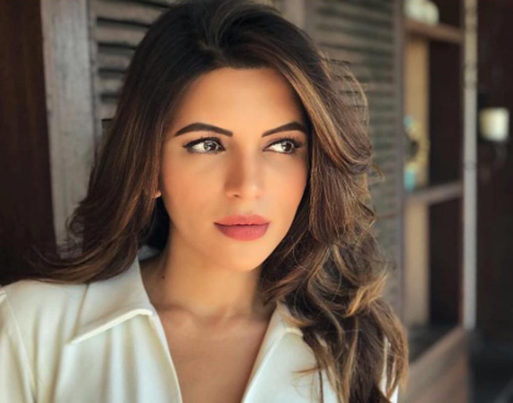 দুবাইয়ের বিভিন্ন জায়গায় নিজের নানা ধরনের ছবি শেয়ার করেছেন অভিনেত্রী।