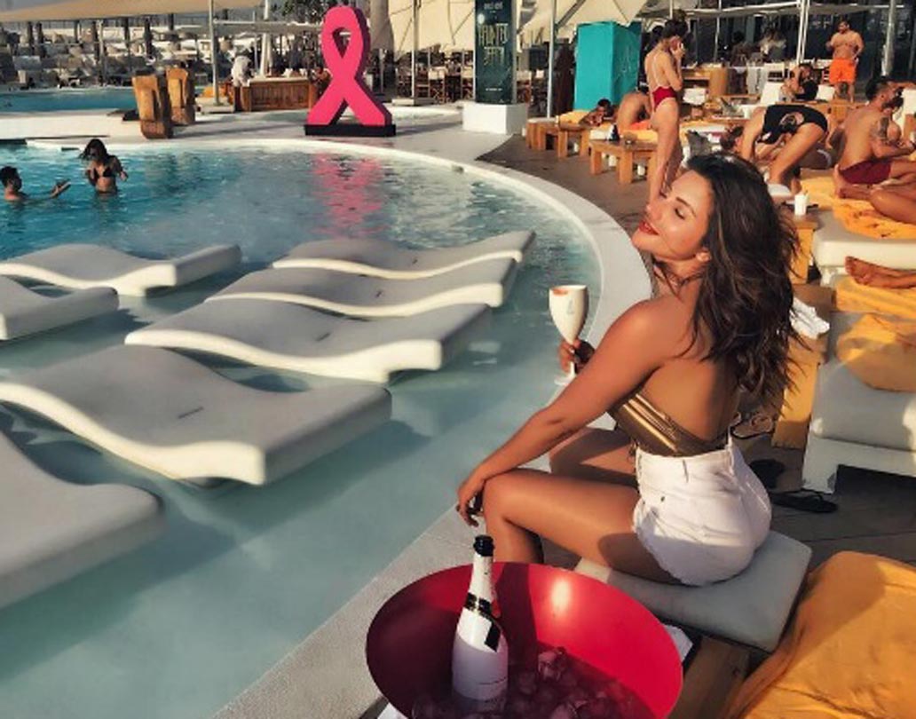 কখনও ডেসার্ট সাফারি তো কখনও সুইমিং পুলের উষ্ণতা বাড়ানো ছবি।